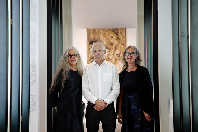 Marit Tingleff, Torbjørn Kvasbø og Kari Dyrdal er vigde ei eiga utstilling i Sèvres. Foto: EPA/YOAN VALAT